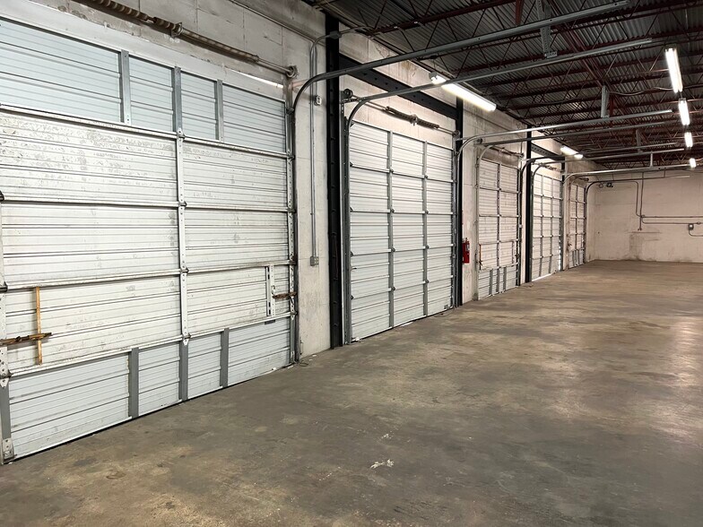 More Photos Of 5508-5516 Brewster St, San Antonio Warehouse For Lease