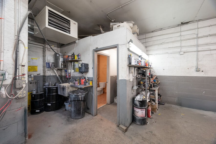 More Photos Of 20 Woodland St, Methuen Auto Repair For Sale