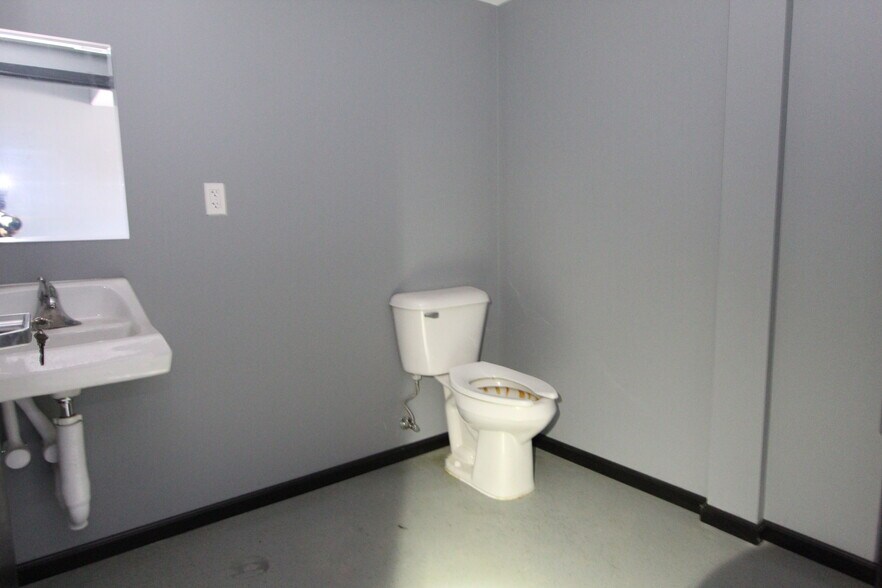 More Photos Of 110 Creekview Dr, Battle Creek General Retail For Sale