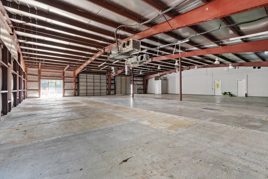 More Photos Of 3607 N Loop 336, Conroe Light Manufacturing For Lease