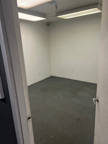 More Photos Of 1371-1375 Wilhelm Rd, Mundelein Distribution For Lease