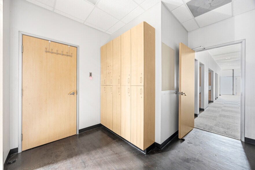 More Photos Of 3920-3950 Rosemeade Pky, Dallas General Retail For Lease
