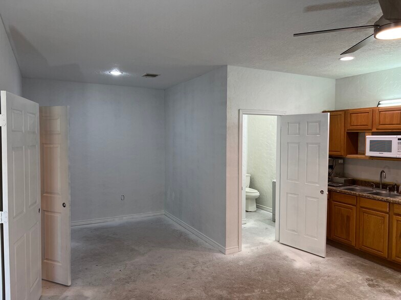 More Photos Of 17111 Highway 242, Conroe Self Storage For Lease