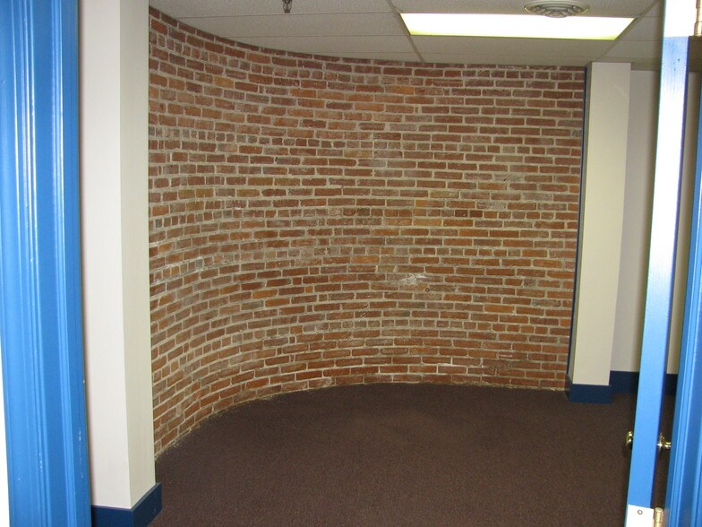 More Photos Of 1 Center Sq, Hanover Office For Lease