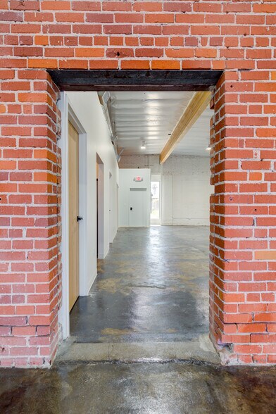 More Photos Of 2616 W Jefferson Blvd, Los Angeles Showroom For Sale