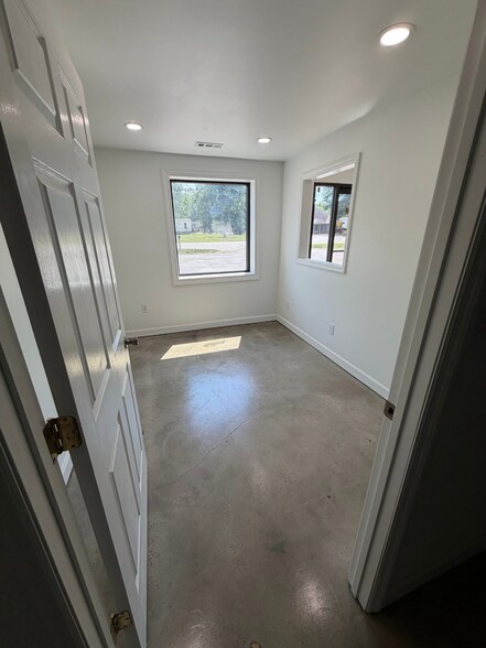 More Photos Of 2042 Fisher St, Huntsville Warehouse For Lease