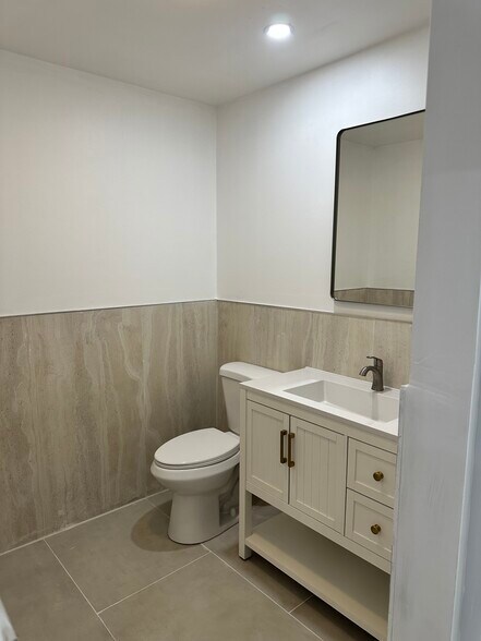 More Photos Of 958 Service St, West Palm Beach Warehouse For Lease