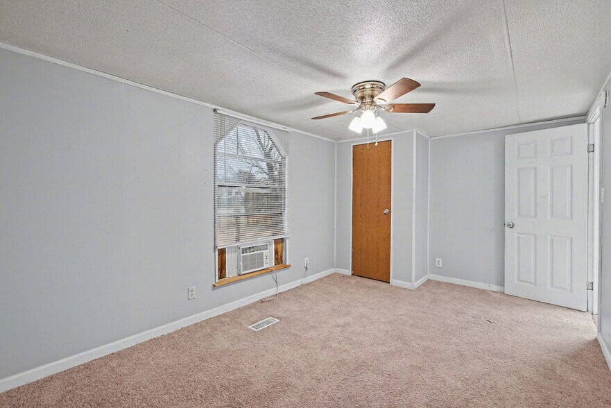 More Photos Of 919 Austin St, Kingsland Flex For Sale