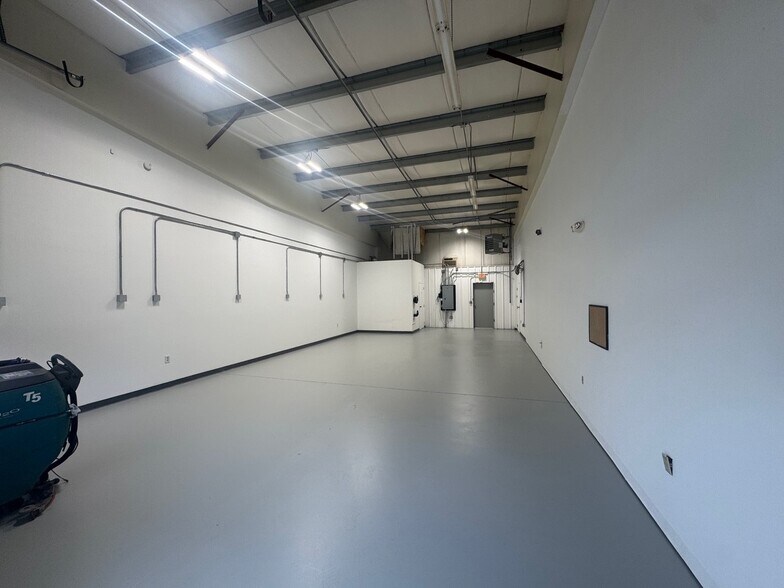 More Photos Of 500-580 Industrial Park Rd, Deep River Warehouse For Lease