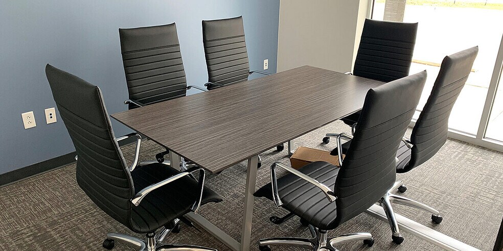 More Photos Of 817 Greenview Dr, Grand Prairie Showroom For Lease