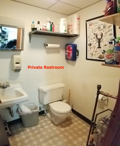 More Photos Of 16 Manning St, Derry Unknown For Lease