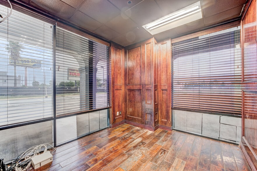 More Photos Of 324 Fm-1960 Rd, Houston General Retail For Sale