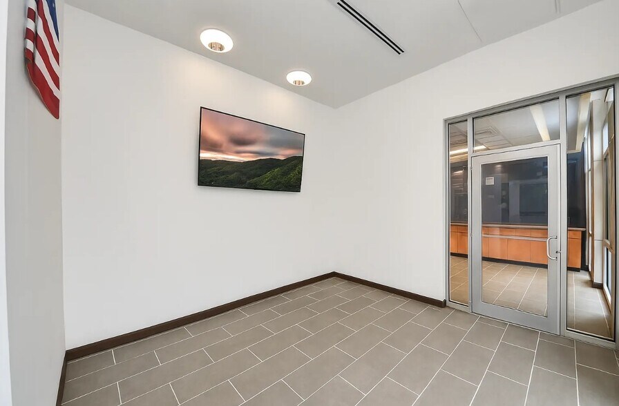 More Photos Of 1520 W Sam Houston Pky S, Houston Bank For Lease