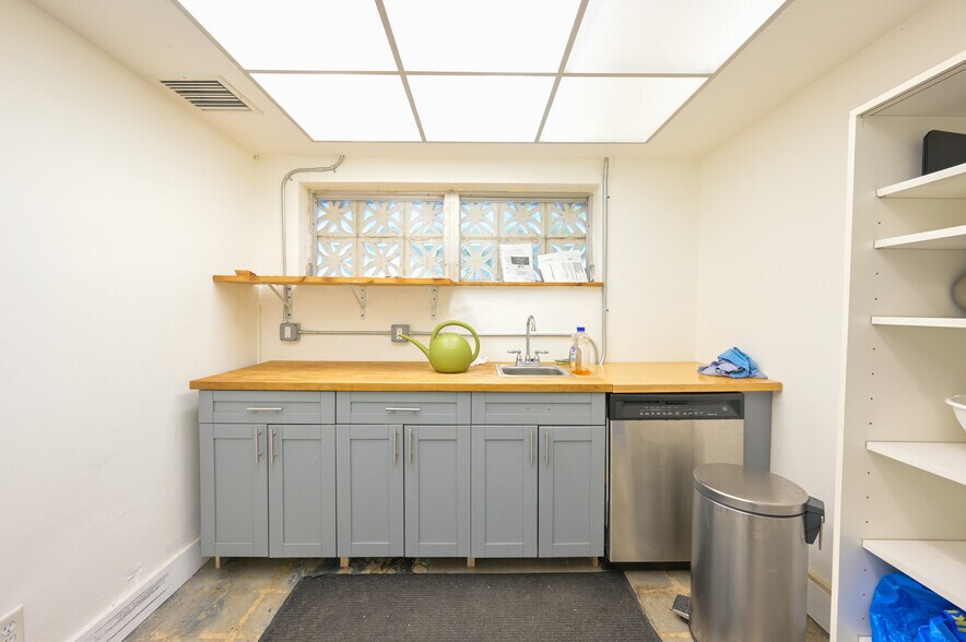 More Photos Of 901 NE 79th St, Miami Office For Lease