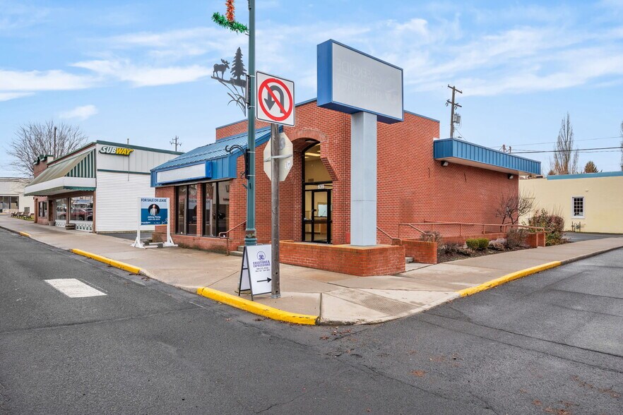 More Photos Of 639 Morgan St, Davenport Bank For Lease