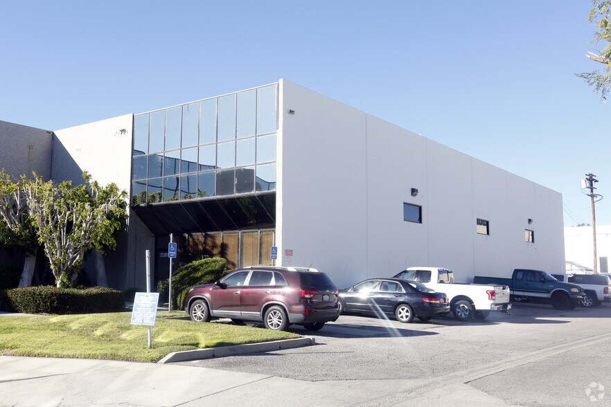 More Photos Of 21301-21305 Itasca St, Chatsworth Warehouse For Lease