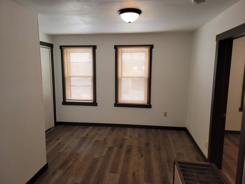 More Photos Of 450 Montana Ave, Lovell Storefront Retail Office For Sale