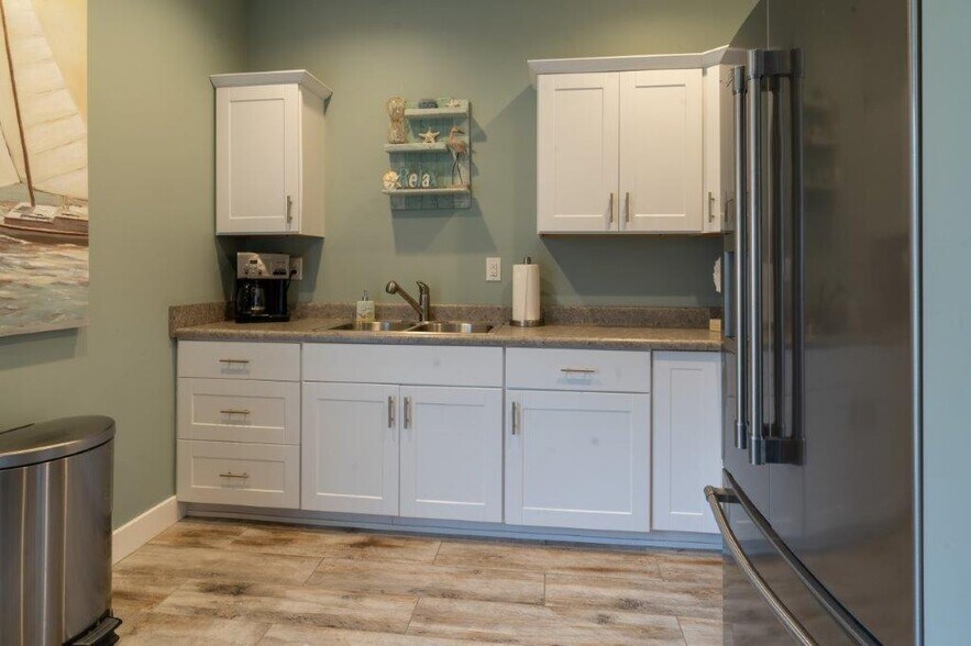 More Photos Of 6344 W Highway 146, Crestwood Medical For Lease