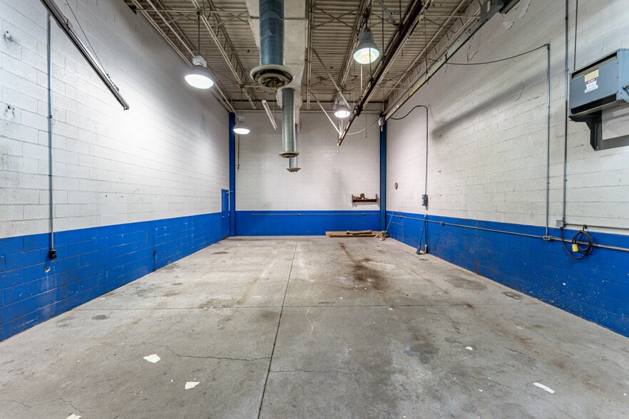 More Photos Of 200 Universal Dr, Centerville Distribution For Lease