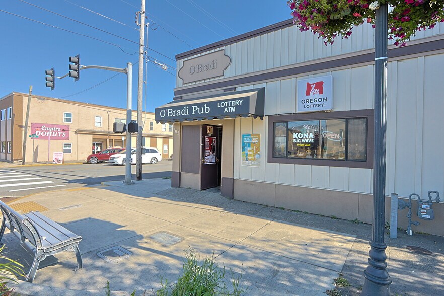 More Photos Of 702 Newmark St, Coos Bay Bar For Sale