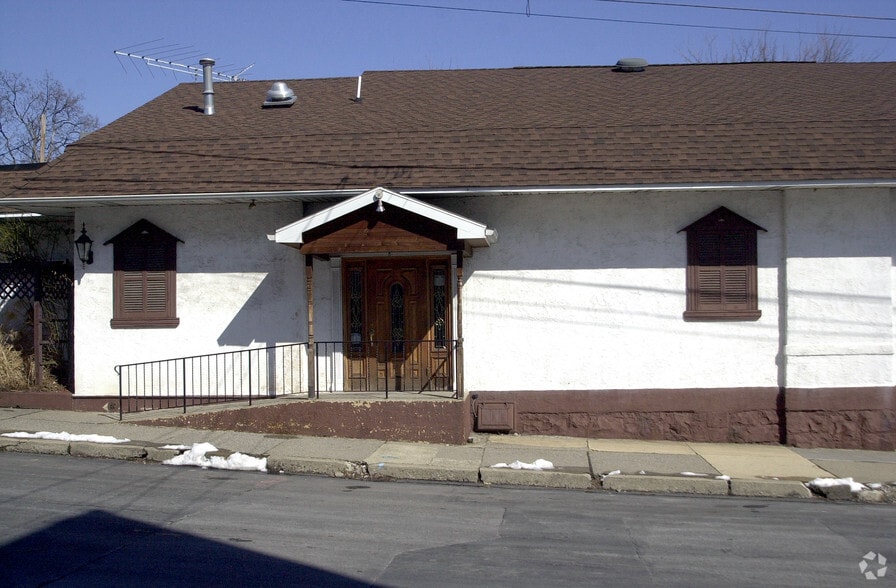 More Photos Of 754 Cherokee st, Fountain Hill Restaurant For Sale