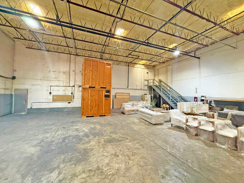 More Photos Of 2075 47th St, Sarasota Warehouse For Lease