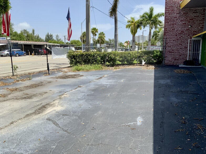 More Photos Of 15551 W Dixie Hwy, North Miami Beach Auto Dealership For Lease