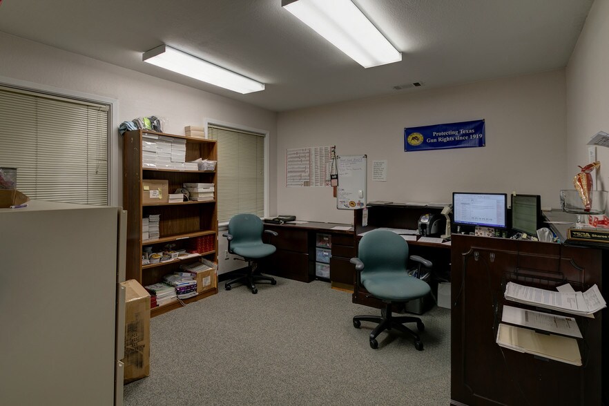 More Photos Of 8411 N Interstate 35, Austin Office For Lease