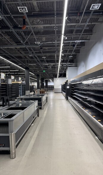 More Photos Of 34 E Ridgewood Ave, Paramus Department Store For Lease