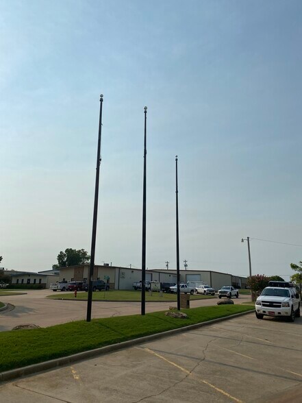 More Photos Of 8317 Gateway Ter, Oklahoma City Showroom For Sale