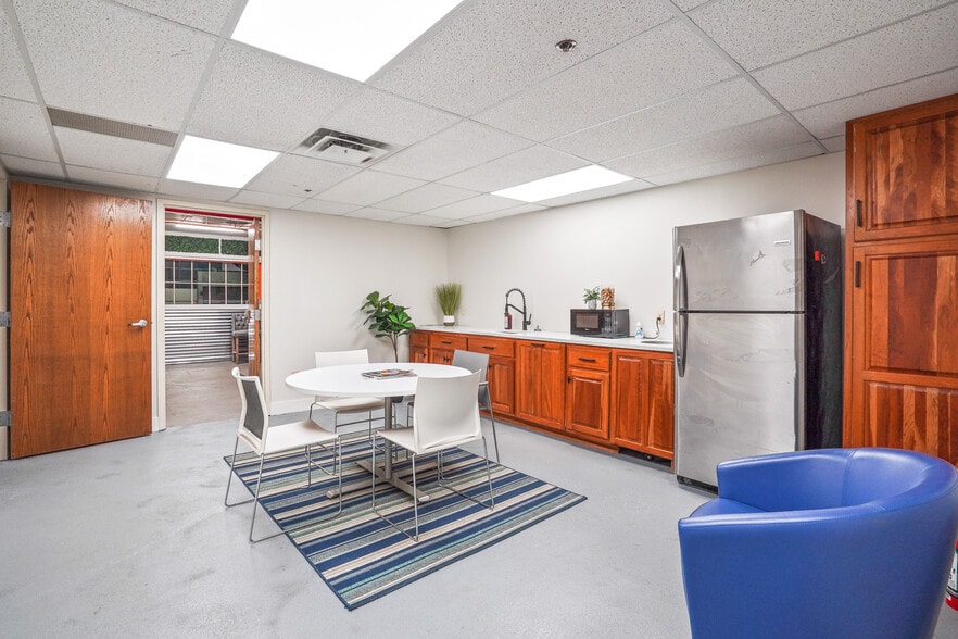 More Photos Of 2025 S High St, Columbus Office For Lease