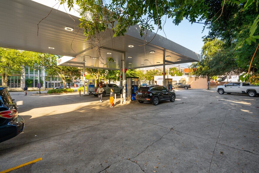 More Photos Of 420 Meeting St, Charleston General Retail For Sale