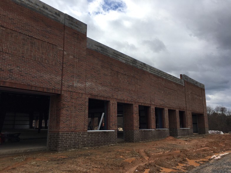 More Photos Of 123 Poplar Pointe Dr, Mooresville Flex For Lease