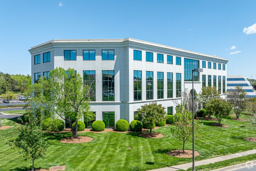 More Photos Of 9144 Arrowpoint Blvd, Charlotte Office For Sale