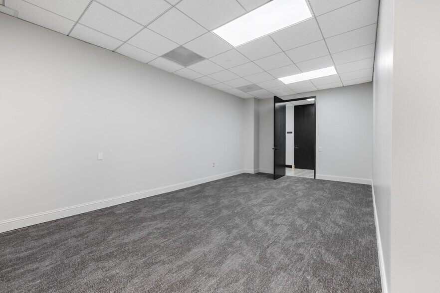 More Photos Of 17 S Briar Hollow Ln, Houston Office Residential For Lease