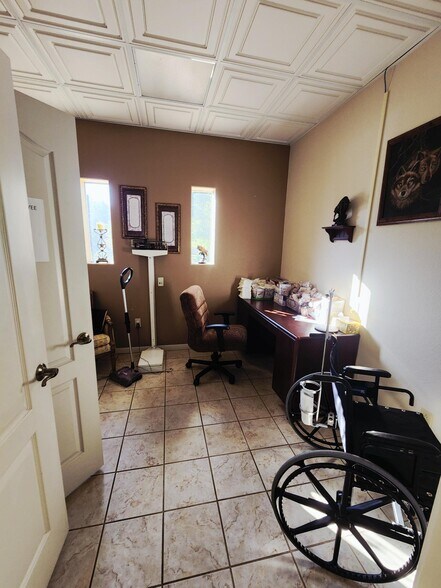 More Photos Of 1111 Worth St, Hemphill Office For Sale