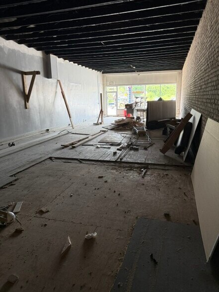 More Photos Of 430-436 W Commercial St, Springfield Storefront For Lease
