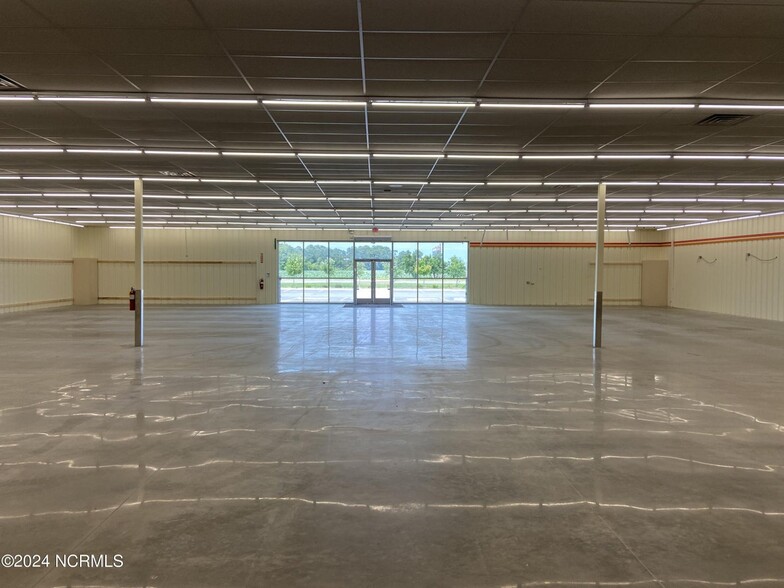 More Photos Of 100 Gardner Farm Ln, Currituck Storefront For Sale