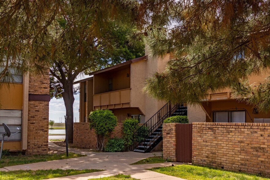 More Photos Of 1102 Sherman Ave, Levelland Apartments For Sale