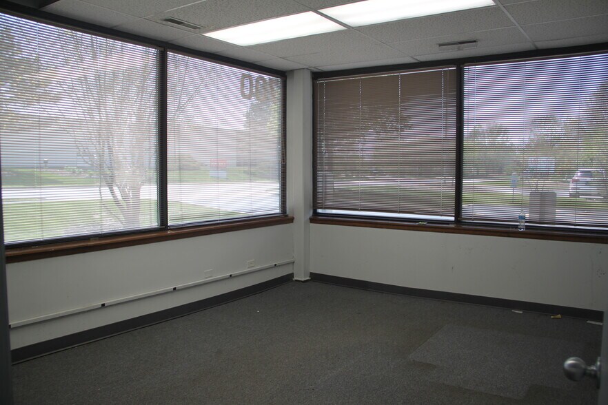 More Photos Of 700 Remington Rd, Schaumburg Light Manufacturing For Lease