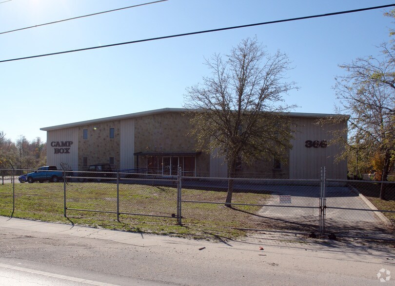 More Photos Of 366 W Taft Vineland Rd, Orlando Warehouse For Lease