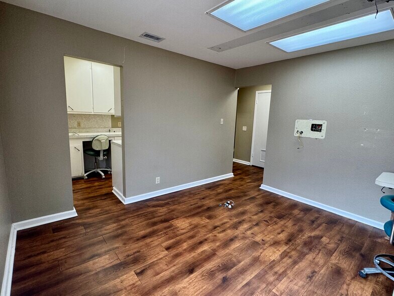 More Photos Of 611 N Esplanade St, Cuero Medical For Sale