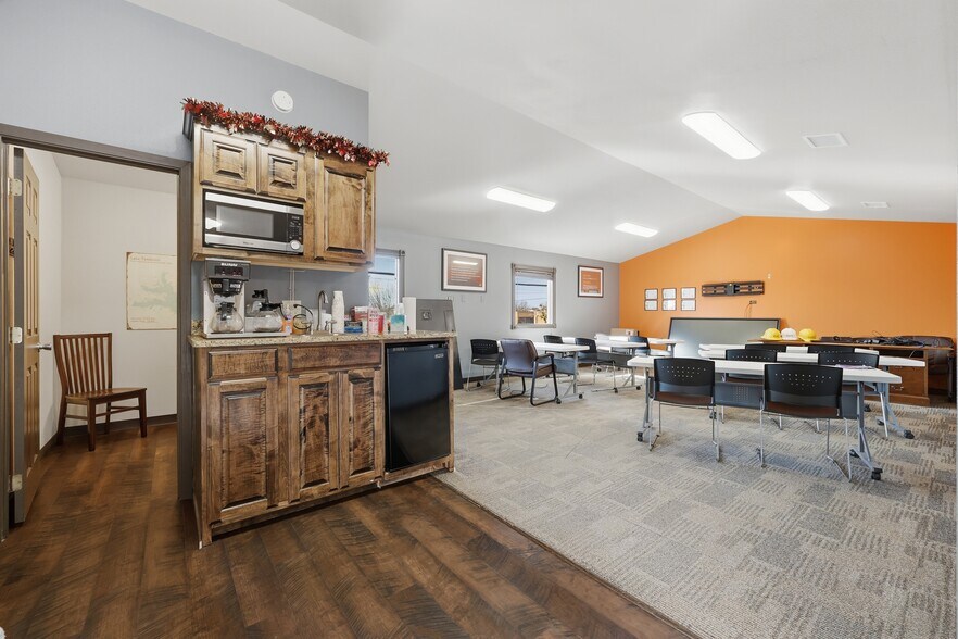 More Photos Of 203 N 5th St, Wills Point Office For Sale