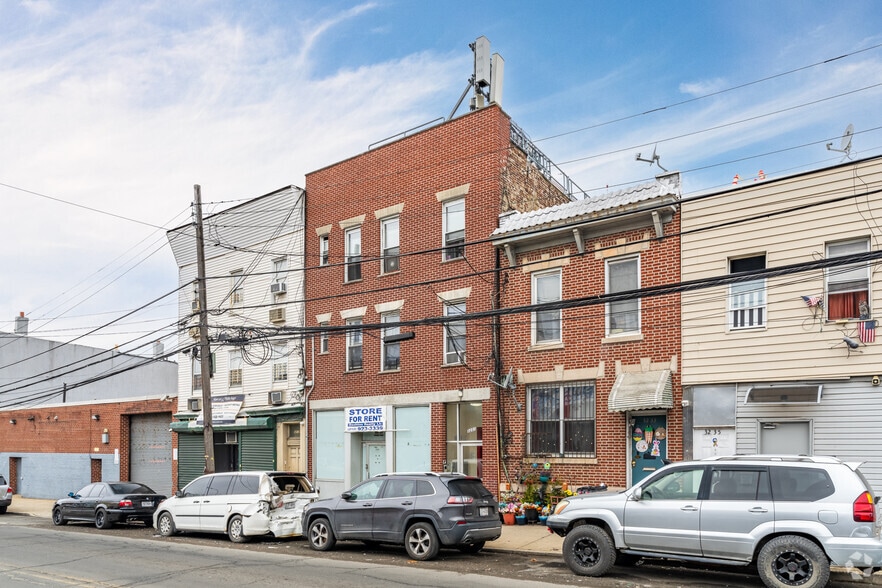 More Photos Of 32-31 Greenpoint Ave, Long Island City Apartments For Lease