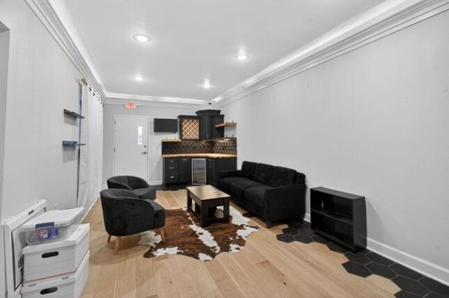 More Photos Of 3050 E Parkway St, Groves Showroom For Sale