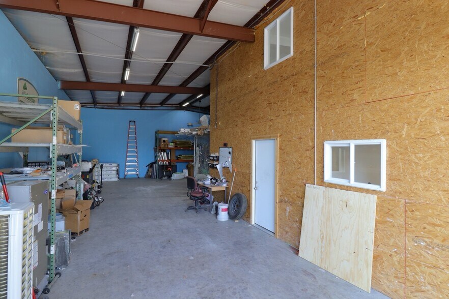 More Photos Of 305 Victor St, Austin Warehouse For Sale