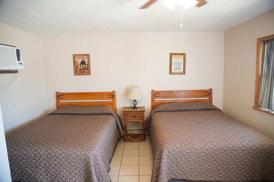 More Photos Of 1122 Douglas Ave, Beaver Hotel For Sale