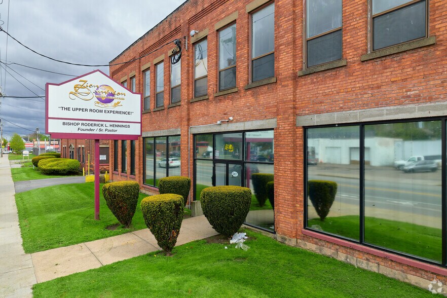 More Photos Of 961-1029 Lyell Ave, Rochester Showroom For Lease