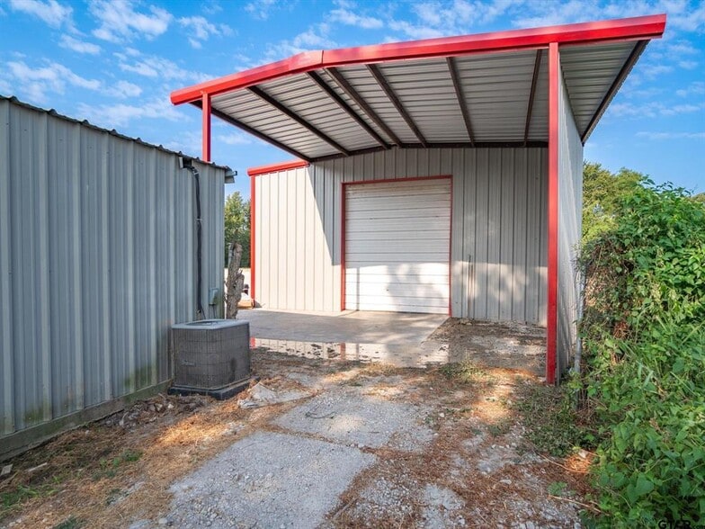 More Photos Of 702 Blackjack St, Winnsboro Flex For Sale
