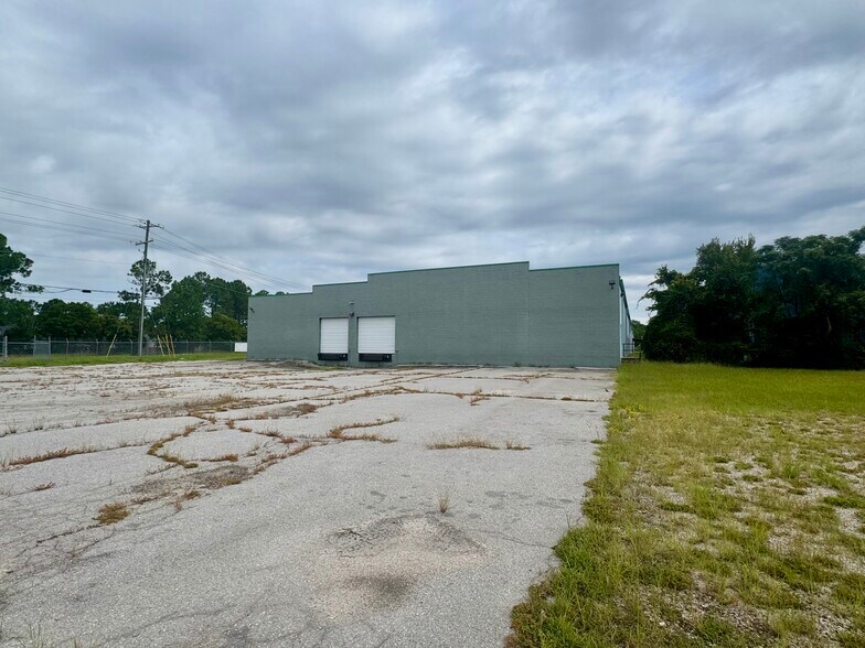 More Photos Of 408 N Springs Rd, Columbia Warehouse For Lease